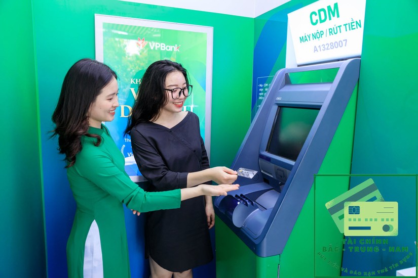 Bảo vệ quyền lợi người ti&ecirc;u d&ugrave;ng trong lĩnh vực ng&acirc;n h&agrave;ng, giao dịch điện tử