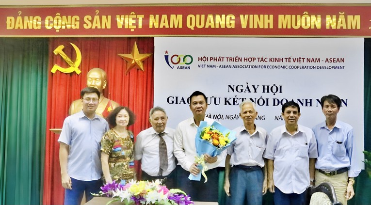 &Ocirc;ng B&ugrave;i Tường L&acirc;n ( thứ 3 từ tr&aacute;i sang) tặng hoa cho Tổng bi&ecirc;n tập Tạp ch&iacute; Mekong ASEAN.