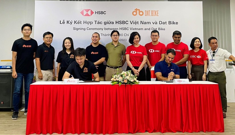 HSBC Việt Nam tiến h&agrave;nh k&yacute; kết hợp t&aacute;c chiến lược c&ugrave;ng Dat Bike.