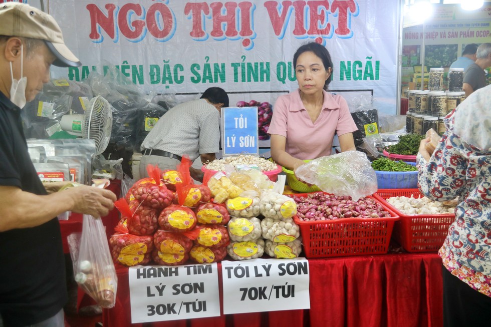 Đặc sản mọi miền hội tụ về phiên chợ tại Hà Nội