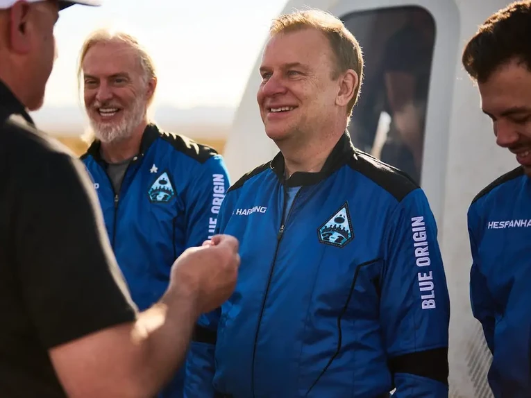 Tỷ ph&uacute; Anh Harmish Harding - người đ&atilde; thiệt mạng trong vụ tai nạn t&agrave;u lặn Titan - xuất hiện sau chuyến bay v&agrave;o vũ trụ hồi th&aacute;ng 6/2022 của c&ocirc;ng ty Blue Origin. Ảnh: Blue Origin