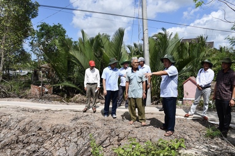 Chủ tịch UBND tỉnh C&agrave; Mau Huỳnh Quốc Việt khảo s&aacute;t, kiểm tra c&aacute;c điểm sạt lở tại huyện Đầm Dơi. Ảnh: CTTĐT tỉnh C&agrave; Mau