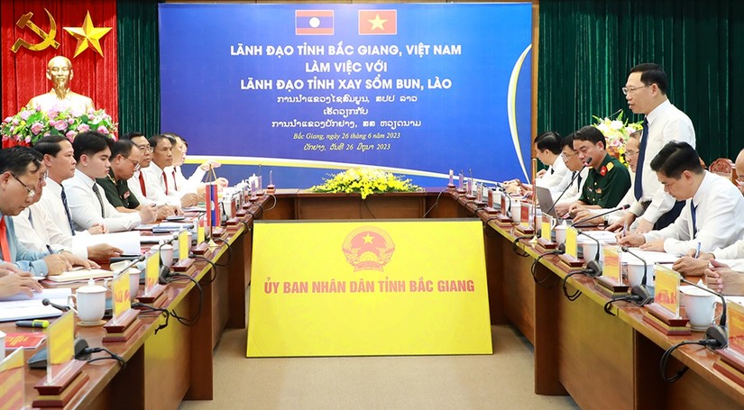 Quang cảnh buổi l&agrave;m việc giữa l&atilde;nh đạo tỉnh Bắc Giang v&agrave; tỉnh Xaysomboun. Ảnh: Cổng TTĐT Bắc Giang.