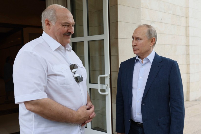 Tổng thống Belarus Alexander Lukashenko v&agrave; Tổng thống Nga Vladimir Putin. Ảnh: AP