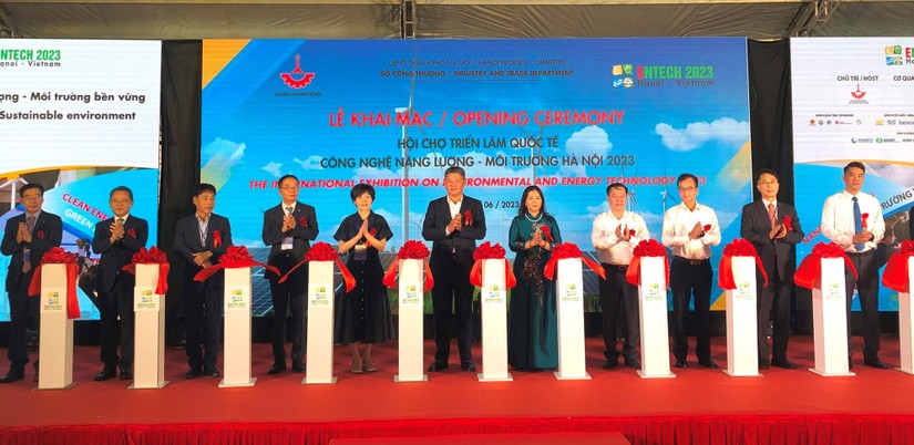 C&aacute;c đại biểu cắt băng khai mạc hội chợ triển l&atilde;m ENTECH HANOI 2023. Nguồn: VGP.