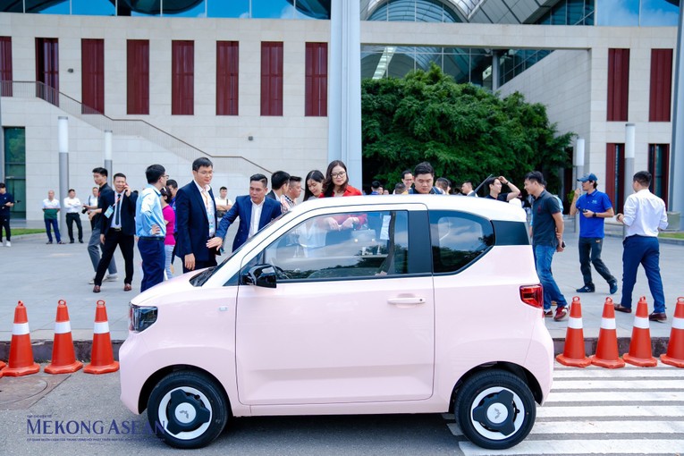 H&atilde;ng xe Trung Quốc đ&atilde; lựa chọn những m&agrave;u sắc lạ mắt v&agrave; độc đ&aacute;o như xanh bạc h&agrave;, hồng phấn, v&agrave;ng cho chiếc &ocirc; t&ocirc; điện mini Wuling HongGuang.