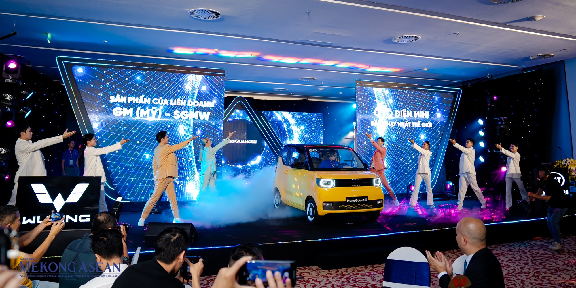 Hướng đến tệp kh&aacute;ch h&agrave;ng c&oacute; mức thu nhập trung b&igrave;nh trong th&agrave;nh thị, &iacute;t c&oacute; nhu cầu di chuyển xa. Với mức gi&aacute; hơn 200 triệu mẫu xe ti&ecirc;n phong n&agrave;y dự kiến sẽ ti&ecirc;n phong trong lĩnh vực xe điện cỡ nhỏ. Hiện tại Wuling Hongguang Mini EV đ&atilde; v&agrave; đang được lắp r&aacute;p tại nh&agrave; m&aacute;y TMT Motors tại huyện Văn L&acirc;m, tỉnh Hưng Y&ecirc;n, với c&ocirc;ng suất 30.000 xe/năm.