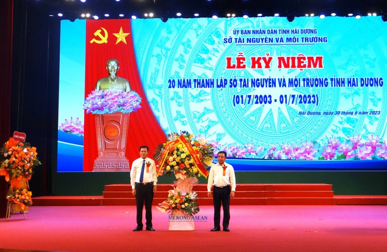 B&iacute; thư Tỉnh ủy Hải Dương Trần Đức Thắng tặng hoa ch&uacute;c mừng Sở T&agrave;i nguy&ecirc;n v&agrave; M&ocirc;i trường tỉnh Hải Dương.