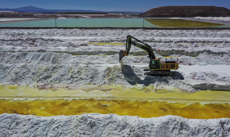 Một mỏ lithium ở sa mạc Atacama (Chile). Ảnh: Theo The Guardian.