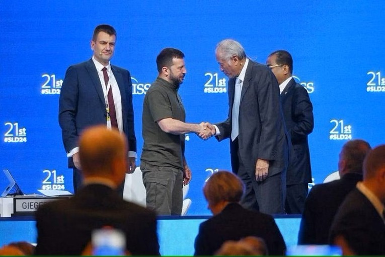 Tổng thống Ukraine Volodymyr Zelensky bắt tay Bộ trưởng Quốc ph&ograve;ng Singapore Ng Eng Hen tại Đối thoại Shangri-La, ng&agrave;y 2/6. Ảnh: Straits Times