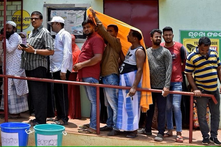 Cử tri xếp h&agrave;ng d&agrave;i b&ecirc;n ngo&agrave;i một điểm bỏ phiếu ở Bhubaneswar, Ấn Độ, ng&agrave;y 25/5. Ảnh: Reuters