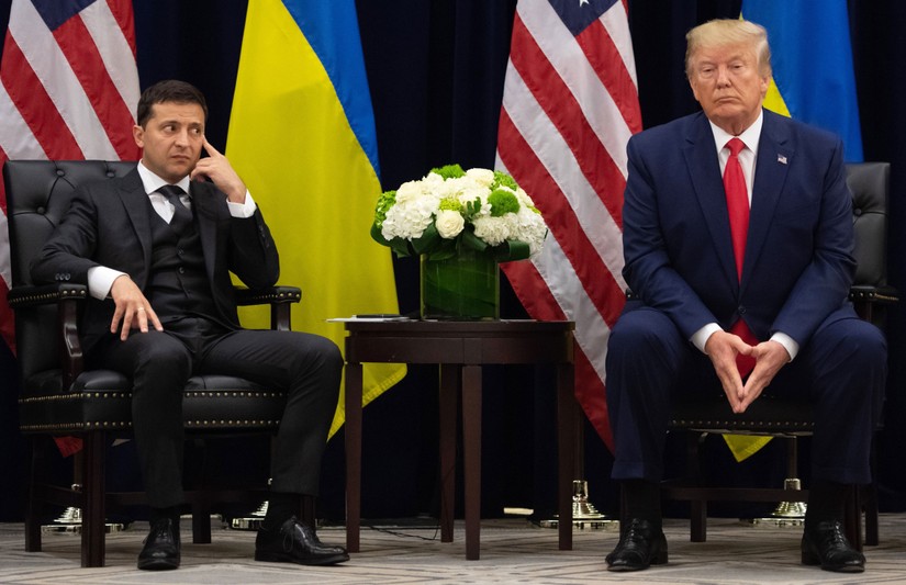 Tổng thống Ukraine Volodymyr Zelensky v&agrave; cựu Tổng thống Mỹ Donald Trump tại cuộc gặp ở New York, ng&agrave;y 25/9/2019. Ảnh: AFP