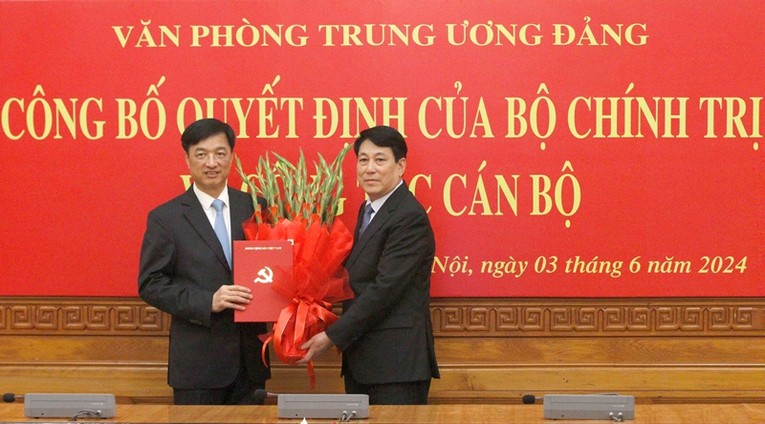 Thường trực Ban B&iacute; thư Lương Cường trao Quyết định cho Thượng tướng Nguyễn Duy Ngọc. Ảnh: B&aacute;o Đảng Cộng Sản Việt Nam