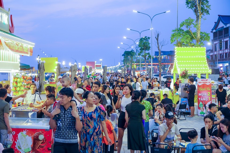 Phố đi bộ - Công viên Vũ Yên đón hơn 100.000 lượt khách ngày khai trương