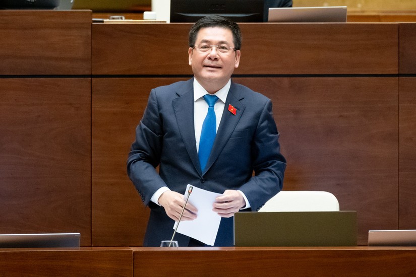 Bộ trưởng C&ocirc;ng Thương Nguyễn Hồng Di&ecirc;n trả lời chất vấn Quốc hội.