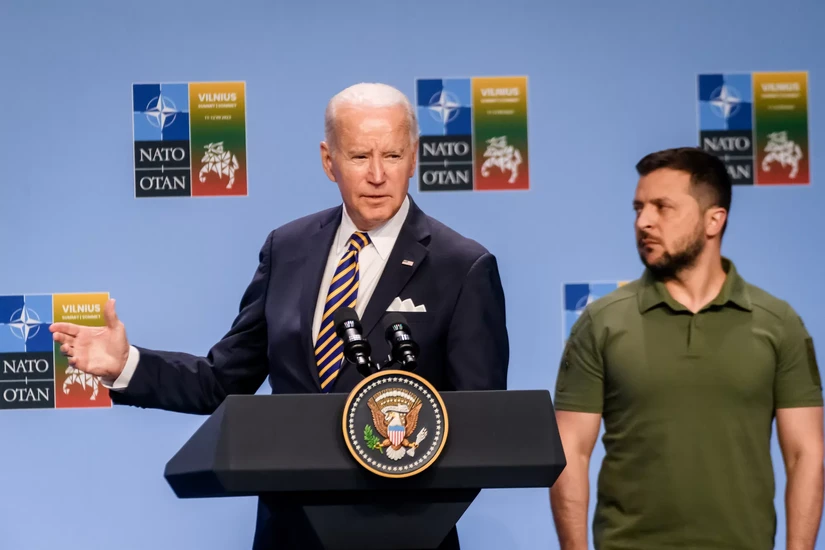 Tổng thống Mỹ Joe Biden v&agrave; Tổng thống Ukraine Volodymyr Zelensky tại Hội nghị Thượng đỉnh NATO ở Lithuania, ng&agrave;y 12/7/2023. Ảnh: Reuters