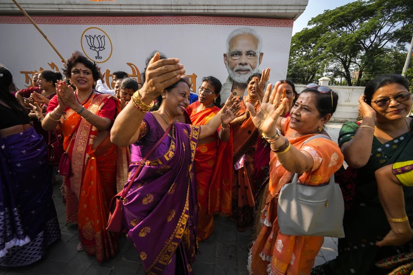 Người ủng hộ đảng BJP của Thủ tướng Narendra Modi ăn mừng chiến thắng sau khi kết quả được c&ocirc;ng bố ng&agrave;y 4/6/2024. Ảnh: AP