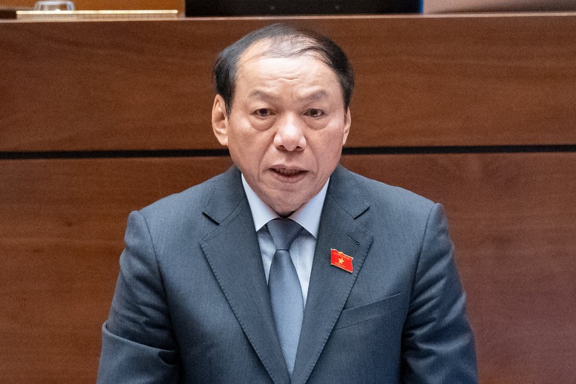 Bộ trưởng Nguyễn Văn H&ugrave;ng trả lời chất vấn.