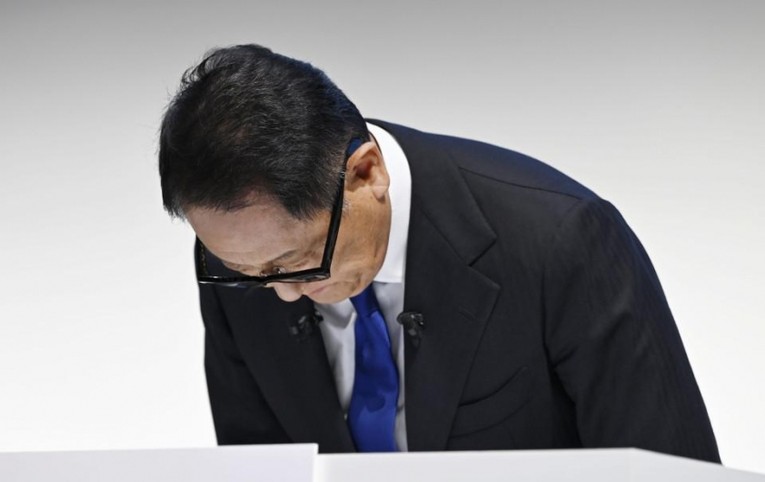 Chủ tịch Toyota Akio Toyoda c&uacute;i đầu xin lỗi kh&aacute;ch h&agrave;ng trong buổi họp b&aacute;o h&ocirc;m 3/6. Ảnh: Nikkei Asia