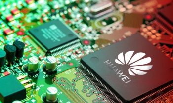Huawei &apos;khoe&apos; chip AI tự sản xuất mạnh ngang Nvidia