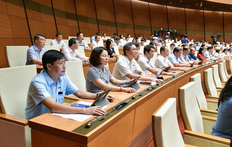 Quốc hội biểu quyết th&ocirc;ng qua Nghị quyết về Chương tr&igrave;nh x&acirc;y dựng luật, ph&aacute;p lệnh năm 2025, điều chỉnh Chương tr&igrave;nh x&acirc;y dựng luật, ph&aacute;p lệnh năm 2024.