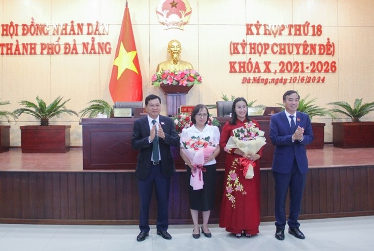B&agrave; Nguyễn Thị Anh Thi (&aacute;o d&agrave;i) nhận nhiệm vụ Ph&oacute; Chủ tịch UBND TP Đ&agrave; Nẵng. Ảnh: Danang.gov.