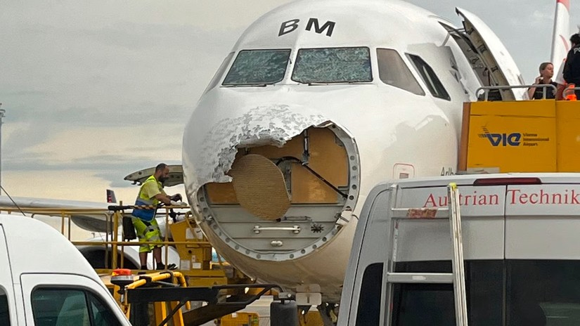 M&aacute;y bay Airbus SE A320 của Austrian Airlines bị hư hỏng do mưa đ&aacute;. Ảnh: ABC News