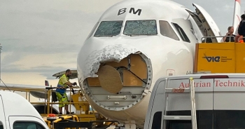 Mũi máy bay Austrian Airlines hư hỏng nặng do mưa đá
