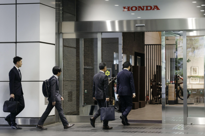 Đo&agrave;n kiểm tra v&agrave;o trụ sở của Honda ở Tokyo để kiểm tra v&agrave;o ng&agrave;y 10/6/2024. Ảnh: Kyodo.