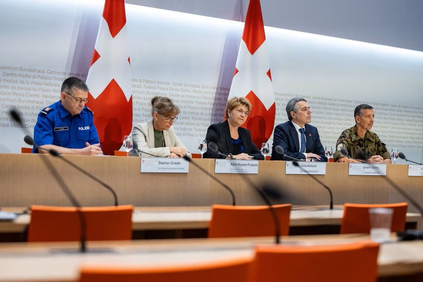 Tổng thống Thụy Sĩ Viola Amherd (giữa), Ngoại trưởng Thụy Sĩ Ignazio Cassis (thứ 2 b&ecirc;n phải), c&ugrave;ng c&aacute;c quan chức tại cuộc họp b&aacute;o ở Bern, Thụy Sĩ, ng&agrave;y 10/6. Ảnh: Reuters