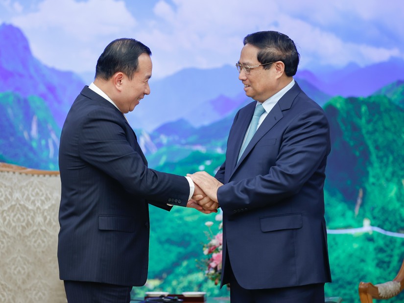 Thủ tướng Phạm Minh Ch&iacute;nh v&agrave; Bộ trưởng Thanh tra Vương quốc Campuchia Huot Hak. Ảnh: VGP.