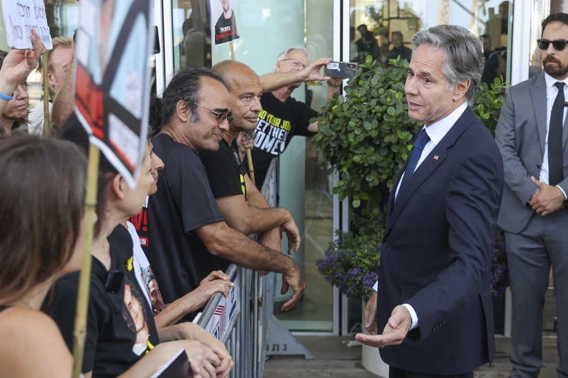 Ngoại trưởng Mỹ Antony Blinken gặp gỡ gia đ&igrave;nh c&aacute;c con tin tại Tel Aviv, Israel ng&agrave;y 11/6/2024. Ảnh: AP