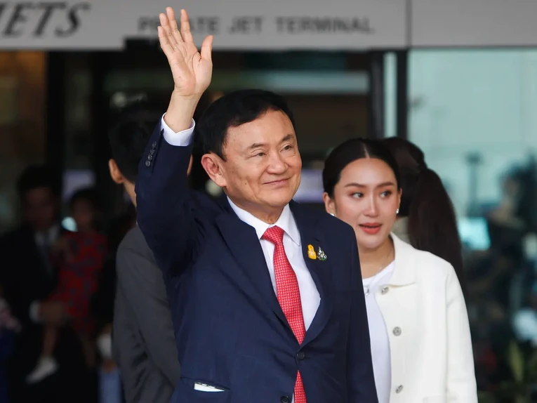 Cựu Thủ tướng Th&aacute;i Lan Thaksin Shinawatra tại s&acirc;n bay Don Mueang, Bangkok, Th&aacute;i Lan, ng&agrave;y 22/8/2023. Ảnh: Guardian