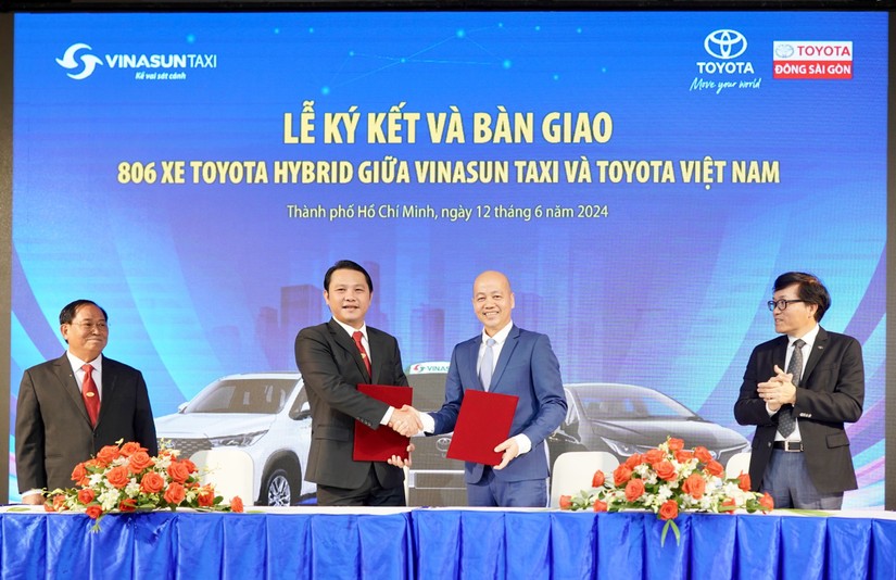 Toyota &amp;amp;apos;bắt tay&amp;amp;apos; Vinasun ra mắt dịch vụ taxi hybrid tại Việt Nam.