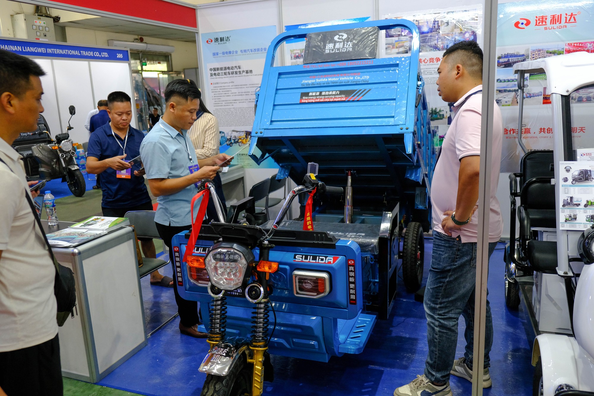 Một mẫu xe chở h&agrave;ng chuy&ecirc;n dụng chạy điện được thiết kế để phục vụ qu&aacute; tr&igrave;nh sản xuất, n&ocirc;ng nghiệp. Ảnh: L&ecirc; An/Mekong ASEAN.