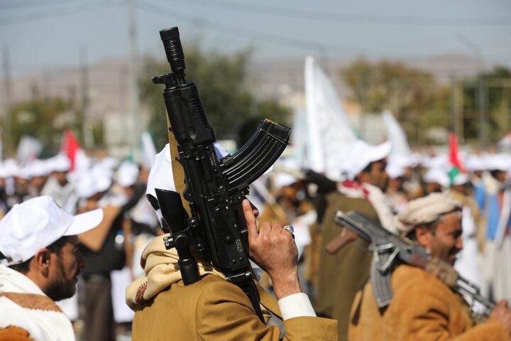 C&aacute;c chiến binh Houthi duyệt binh ở Sanaa, Yemen ng&agrave;y 2/12/2023. Ảnh: Reuters