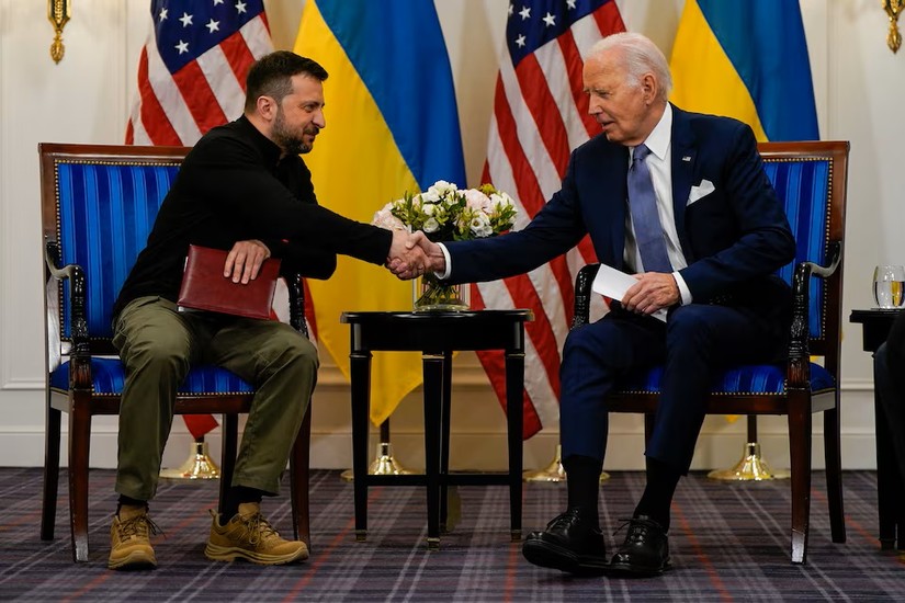 Tổng thống Ukraine Volodymyr Zelensky (tr&aacute;i) v&agrave; Tổng thống Mỹ Joe Biden (phải) trong cuộc gặp tại Paris, Ph&aacute;p, ng&agrave;y 6/7. Ảnh: Reuters