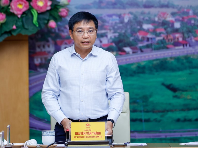 Bộ trưởng Bộ GTVT Nguyễn Văn Thắng b&aacute;o c&aacute;o tại phi&ecirc;n họp. Ảnh: VGP.