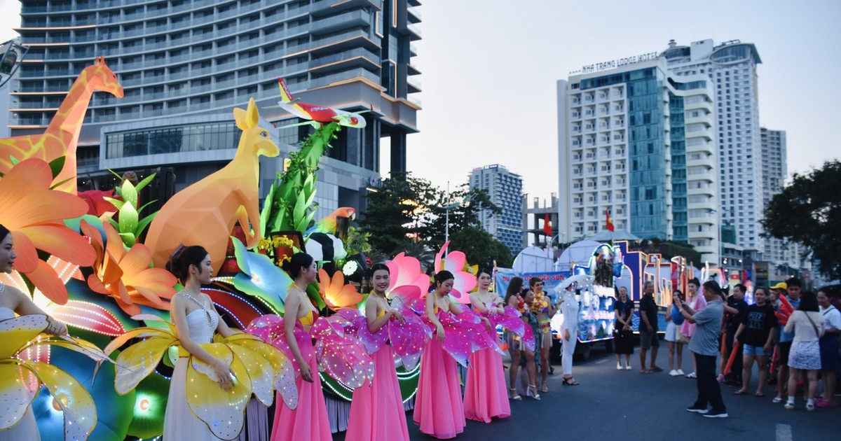 Khánh Hòa diễu hành Carnival ánh sáng quảng bá du lịch