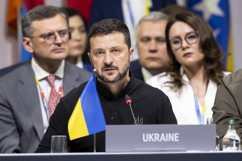 Tổng thống Ukraine Volodymyr Zelensky dự hội nghị thượng đỉnh h&ograve;a b&igrave;nh ở Thụy Sĩ, ng&agrave;y 15/6. Ảnh: AFP