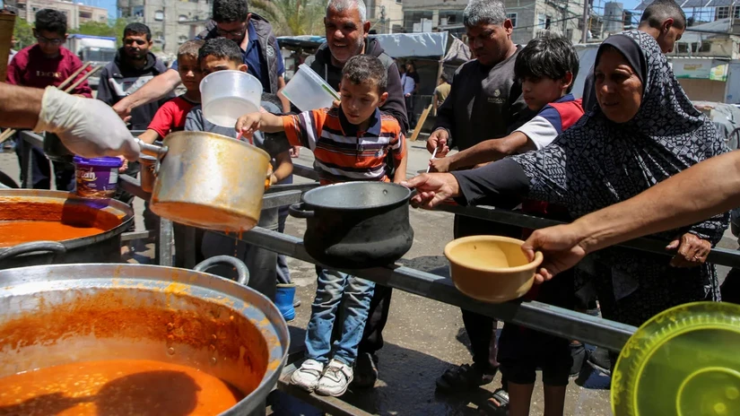 Người d&acirc;n Palestine tập trung để nhận thức ăn từ một bếp ăn từ thiện ở Rafah, miền nam Gaza, ng&agrave;y 8/5. Ảnh: CNN