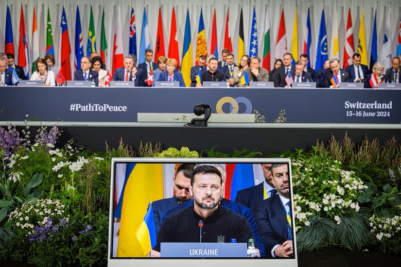 Tổng thống Ukraine Volodymyr Zelenskiy v&agrave; quan chức c&aacute;c nước tham dự phi&ecirc;n họp to&agrave;n thể của Hội nghị thượng đỉnh h&ograve;a b&igrave;nh, Thụy Sĩ, ng&agrave;y 15/6. Ảnh: Reuters