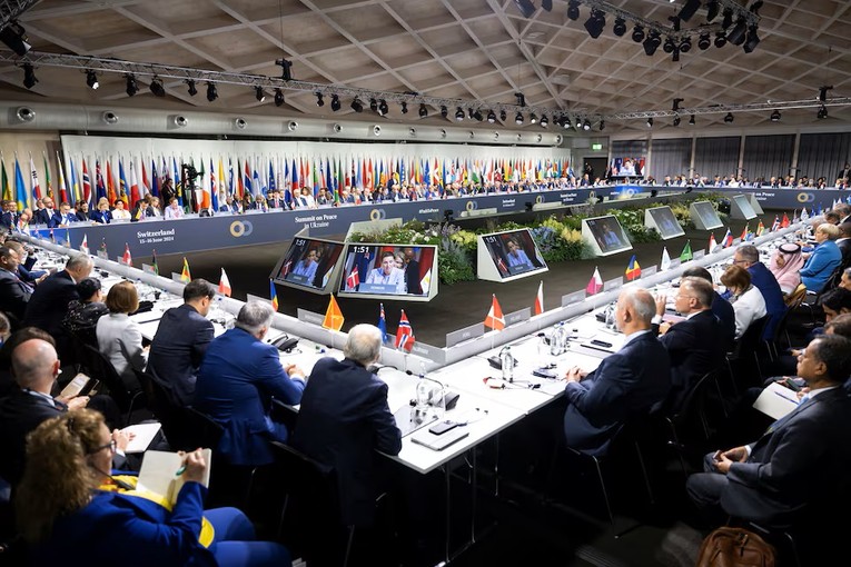 Quang cảnh phi&ecirc;n họp to&agrave;n thể tại Hội nghị thượng đỉnh h&ograve;a b&igrave;nh về Ukraine ở Thụy Sĩ, ng&agrave;y 15/6. Ảnh: Reuters