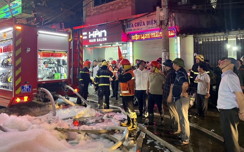 C&ocirc;ng t&aacute;c cứu hỏa tại hiện trường vụ ch&aacute;y nh&agrave; d&acirc;n tại phường Định C&ocirc;ng, quận Ho&agrave;ng Mai, TP H&agrave; Nội ng&agrave;y 16/6.