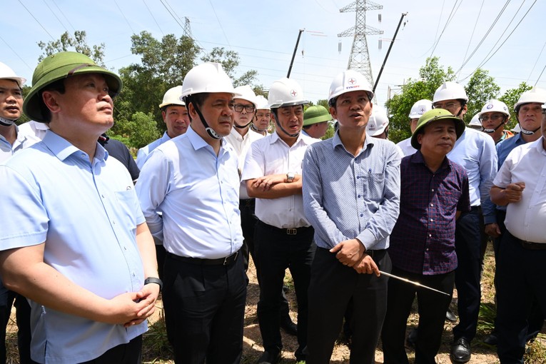 Đại diện chủ đầu tư b&aacute;o c&aacute;o với Bộ trưởng Nguyễn Hồng Di&ecirc;n tiến độ thi c&ocirc;ng Khoảng n&eacute;o 337 - 338. Nguồn: B&aacute;o C&ocirc;ng Thương.