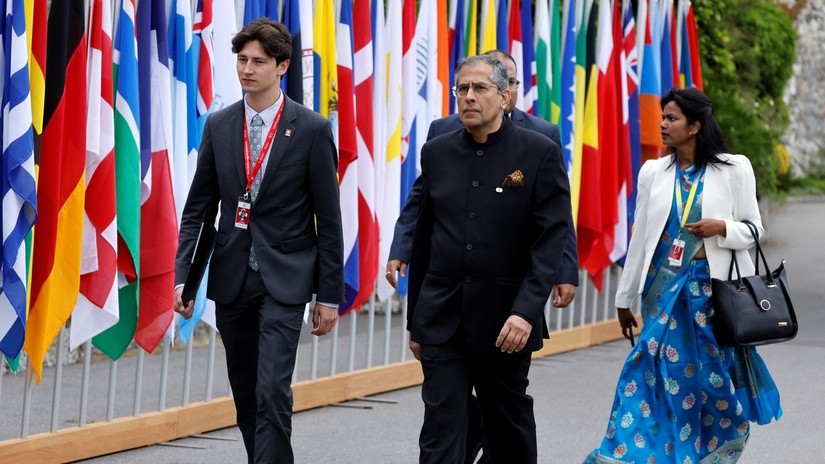 Giữa: &Ocirc;ng Pavan Kapoor - Thư k&yacute; Bộ Ngoại giao Ấn Độ v&agrave; cựu Đại sứ tại Nga (nhiệm kỳ 2021-2024) tham dự Hội nghị thượng đỉnh h&ograve;a b&igrave;nh về Ukraine ở Thụy Sĩ. Ảnh: AFP