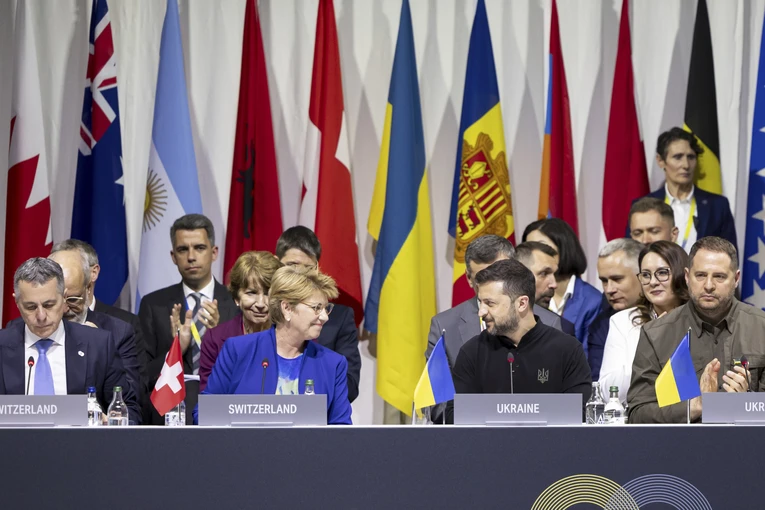 Tổng thống Thụy Sĩ Viola Amherd v&agrave; Tổng thống Ukraine Volodymyr Zelensky tại phi&ecirc;n họp to&agrave;n thể của Hội nghị thượng đỉnh h&ograve;a b&igrave;nh, Thụy Sĩ, ng&agrave;y 15/6. Ảnh: AP