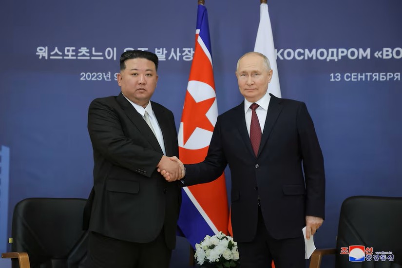 Nh&agrave; l&atilde;nh đạo Triều Ti&ecirc;n Kim Jong Un v&agrave; Tổng thống Nga Vladimir Putin trong cuộc gặp tại Vostochny Cosmodrome ở v&ugrave;ng Viễn Đ&ocirc;ng, Nga, ng&agrave;y 13/9/2023. Ảnh: KCNA