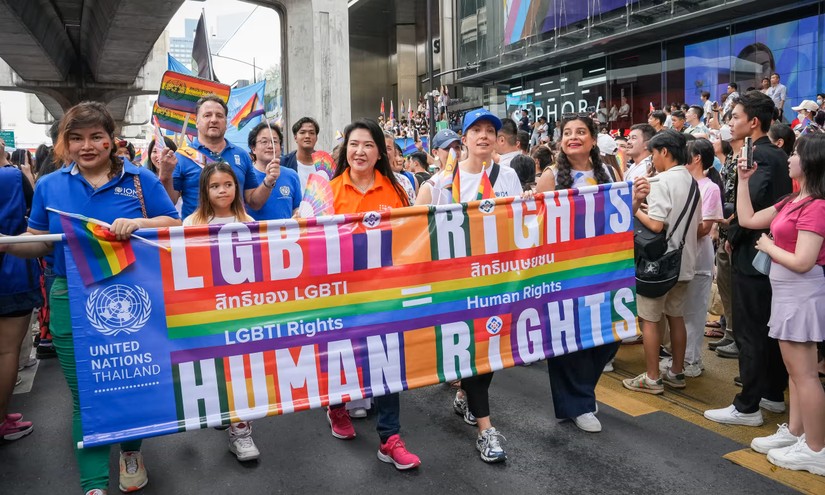 Người d&acirc;n tham gia tuần h&agrave;nh ủng hộ cộng đồng LGBT+ tại Bangkok, Th&aacute;i Lan. Ảnh: Shutterstock
