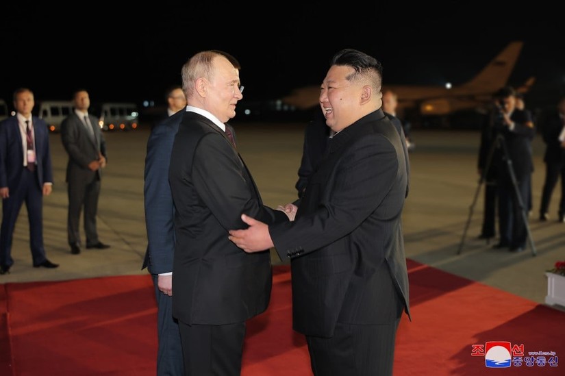 Nh&agrave; l&atilde;nh đạo Triều Ti&ecirc;n Kim Jong-un (phải) ch&agrave;o đ&oacute;n Tổng thống Nga Vladimir Putin (tr&aacute;i) tại s&acirc;n bay B&igrave;nh Nhưỡng, ng&agrave;y 19/6. Ảnh: KCNA